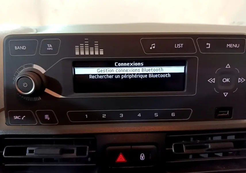 Tableau de bord du Citroën Berlingo 2021 montrant l'écran central Bluetooth et les commandes audio noires.