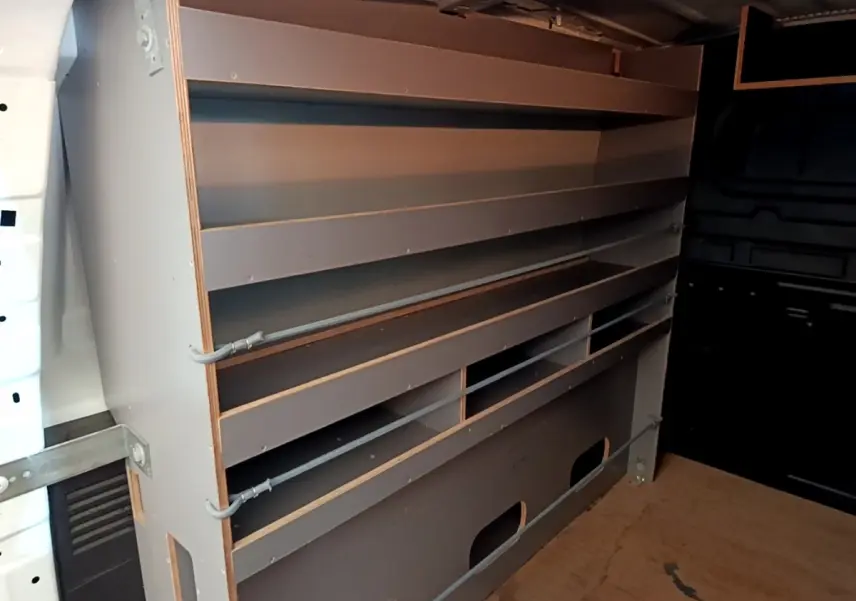 Intérieur du Citroën Berlingo blanc 2021, vue du côté gauche montrant les étagères de rangement en bois.