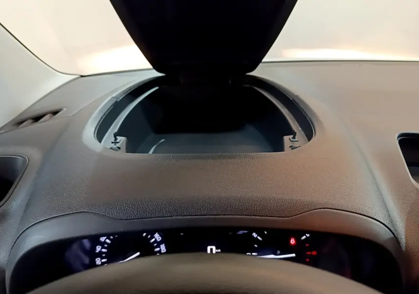 Vue rapprochée du tableau de bord noir du Citroën Berlingo 2021, avec rangement ouvert au centre.