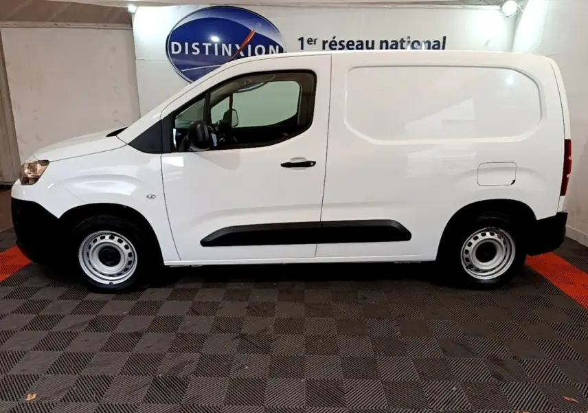 Vue latérale droite d'un utilitaire Citroën Berlingo blanc 2021 avec porte latérale pleine et jantes acier.
