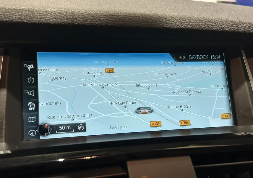 Écran de navigation GPS du BMW X3 noir 2017 affichant une carte routière avec options sur le côté gauche.