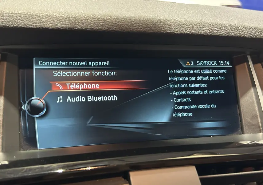 Écran central du tableau de bord de BMW X3 noir 2017 affichant le menu de connexion Bluetooth pour téléphone et audio.
