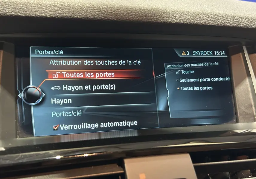 Écran central intérieur de BMW X3 2017 montrant le menu de configuration des touches de la clé, avec interface moderne.
