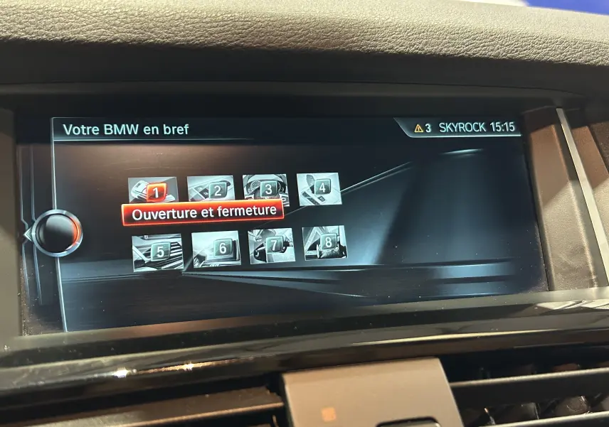 Écran central de la BMW X3 2017 affichant le menu "Ouverture et fermeture" avec interface noire et détails argentés.