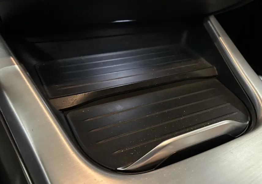 Gros plan sur le rangement central coulissant en plastique noir et aluminium du BMW X3 sDrive18dA 2017 intérieur.