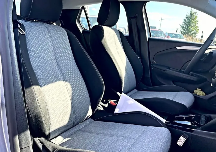 Vue intérieure côté gauche des sièges avant en tissu noir et gris clair de l’Opel Corsa 2025.