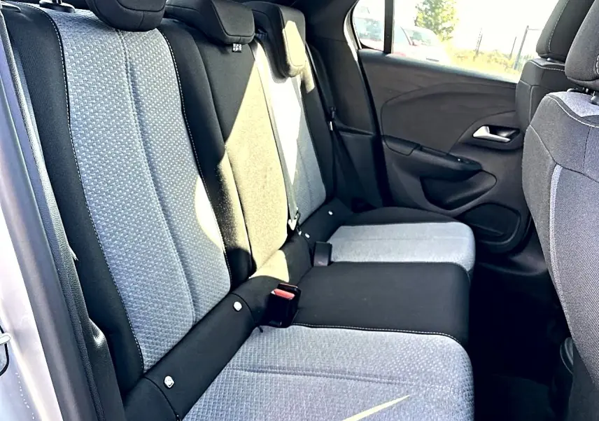 Vue intérieure côté gauche sur la banquette arrière tissu bicolore noir et gris de l’Opel Corsa 2025.