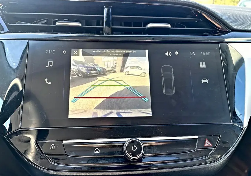 Écran tactile central de l’Opel Corsa gris alu 2025 affichant la caméra de recul en vue arrière.