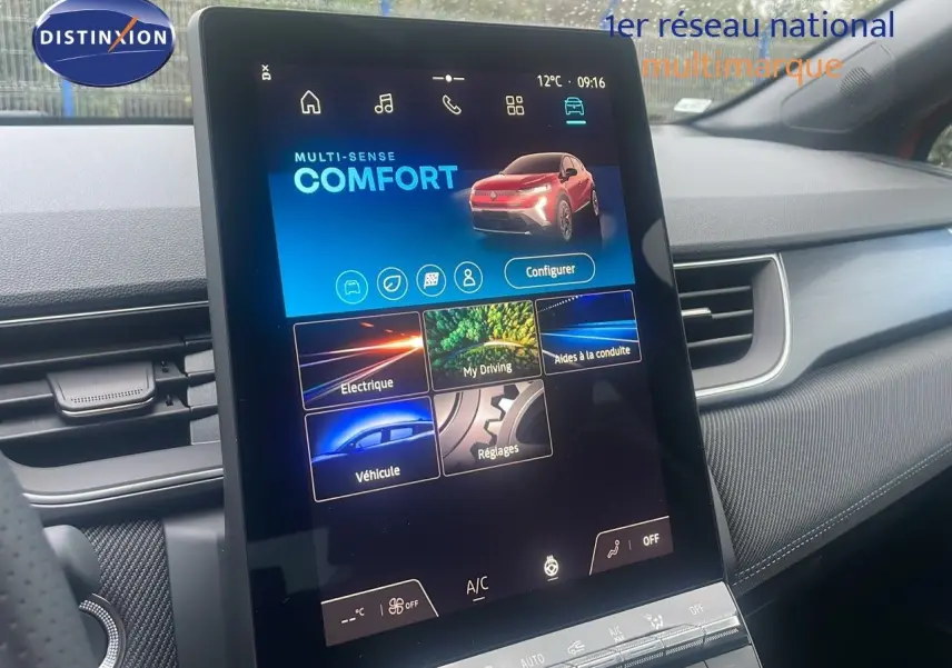 Écran tactile central affichant le mode confort du Renault Captur E-Tech rouge passion, vue intérieure côté conducteur.