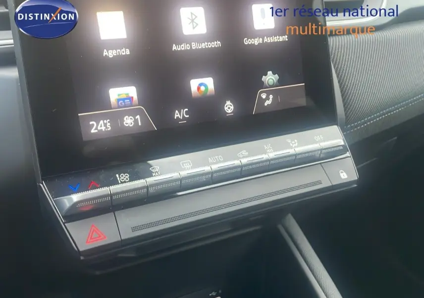 Détail de la console centrale tactile du Renault Captur E-Tech hybride 2025 avec commandes climatisation et écran connecté.