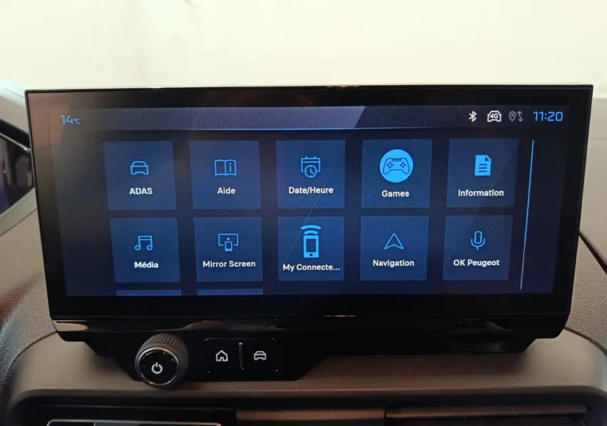 Écran tactile central du tableau de bord du Peugeot Partner XL 2025 affichant les options multimédia et assistance.