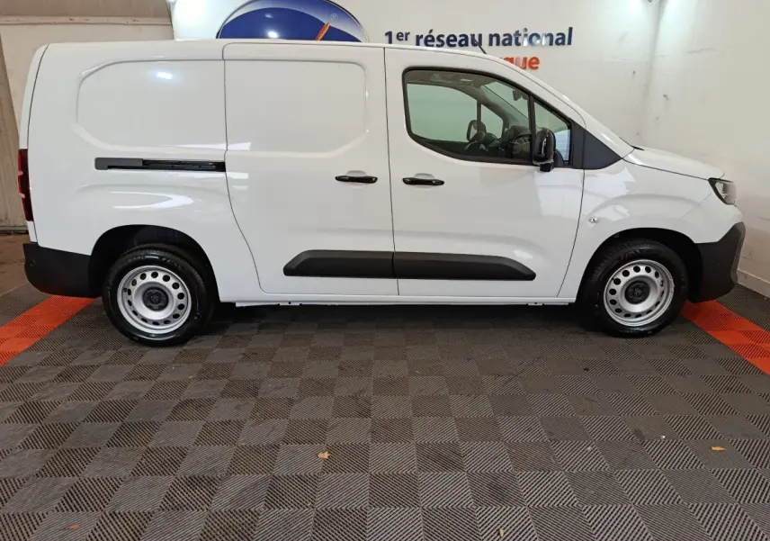 Profil droit du Peugeot Partner XL blanc 2025, utilitaire avec portes latérales et jantes acier simples.
