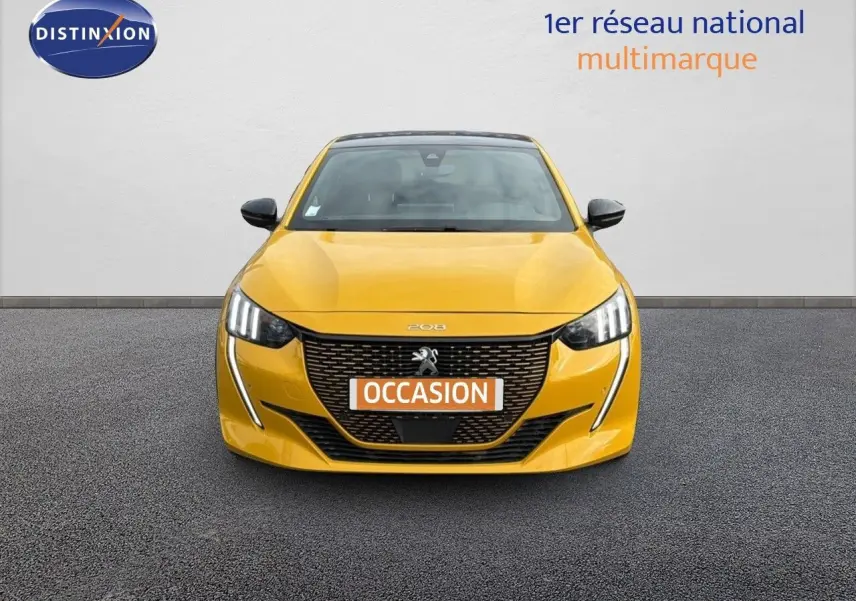 Vue frontale d'une Peugeot 208 électrique jaune Faro avec toit noir et feux LED distinctifs.