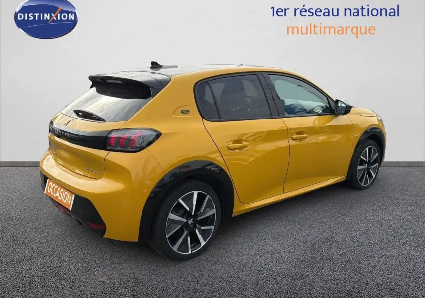 Vue 3/4 arrière droite d'une Peugeot 208 électrique jaune Faro avec toit noir et jantes alu bi-ton.