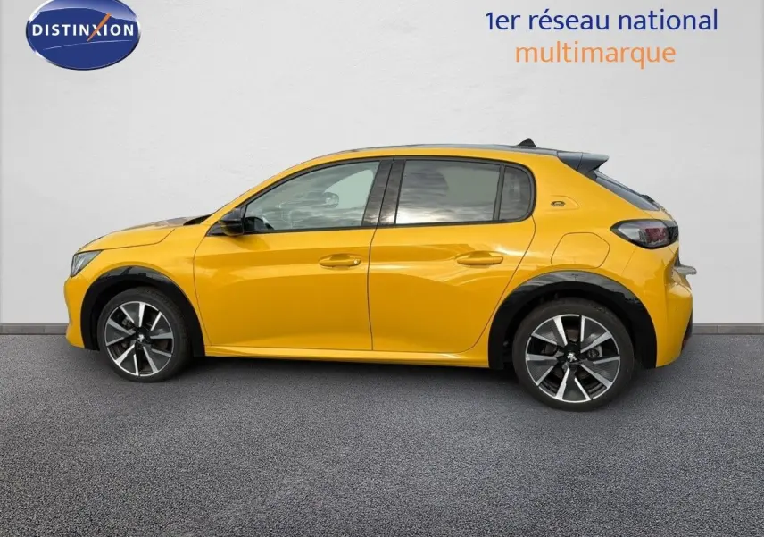 Profil droit d'une Peugeot 208 électrique jaune Faro métal avec toit noir et jantes alu bi-ton 17 pouces.