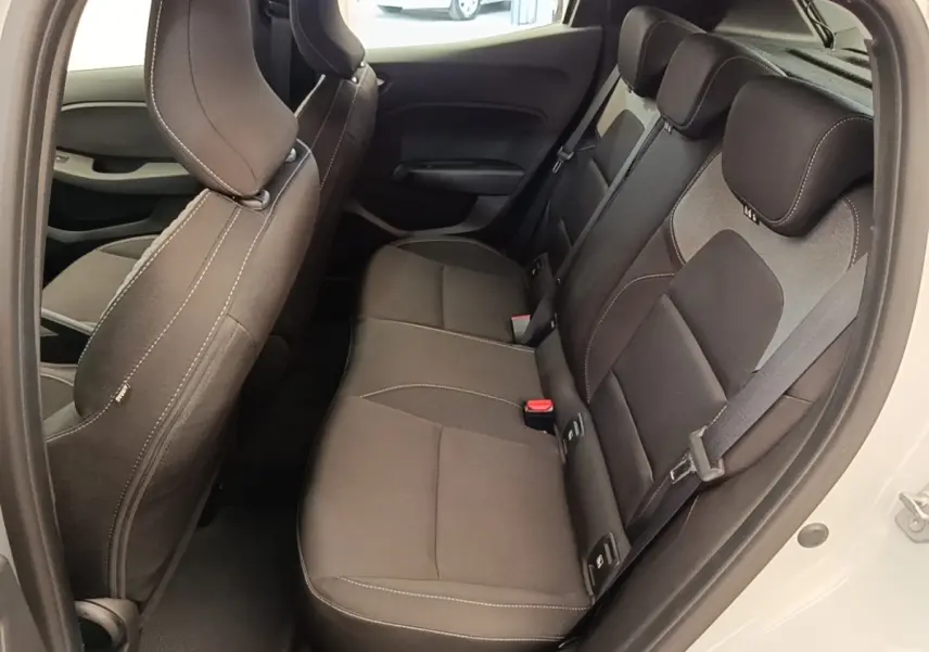 Vue intérieure côté droit sur la banquette arrière noire de la Renault Clio gris clair avec ceinture de sécurité visible.