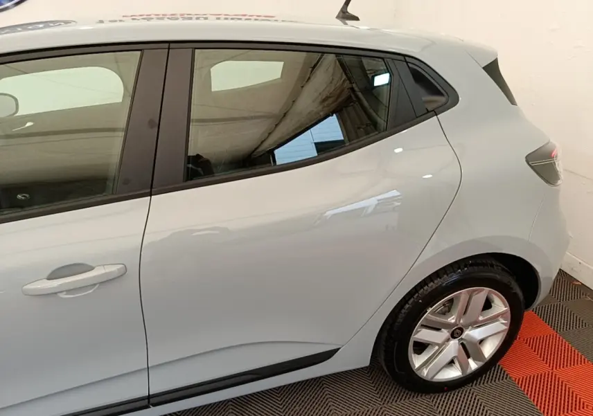 Vue latérale côté droit d'une Renault Clio gris clair 2025, mettant en valeur la ligne fluide et les jantes alliage.