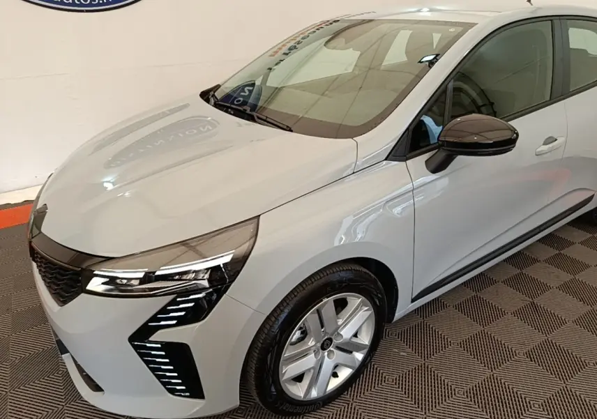 Renault Clio Evolution dCi 100 gris clair vue 3/4 avant droit, avec feux LED et rétroviseur noir brillant.
