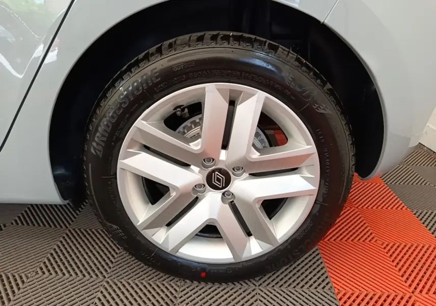 Gros plan sur la roue arrière droite gris clair de la Renault Clio Evolution dCi 100 avec jante alliage moderne.