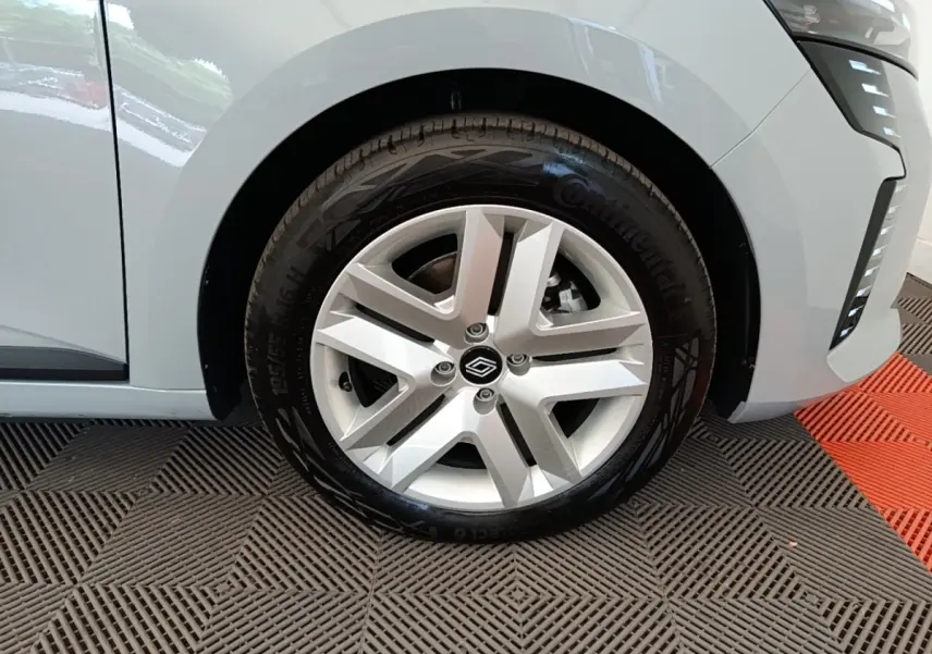 Gros plan sur la roue avant gauche gris clair d'une Renault Clio 2025 avec jante alliage et pneus Continental.