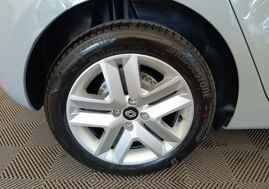 Gros plan sur la roue avant droite gris clair de la Renault Clio Evolution dCi 100 avec jante alliage et pneu Bridgestone.