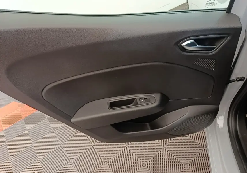 Vue intérieure du panneau de porte avant droit gris foncé de la Renault Clio Evolution dCi 100 -25 2025.