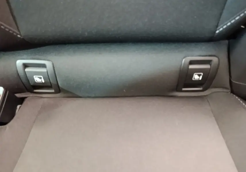 Gros plan sur la banquette arrière grise de la Renault Clio Evolution dCi 100 avec commandes de rabattement 2/3-1/3.