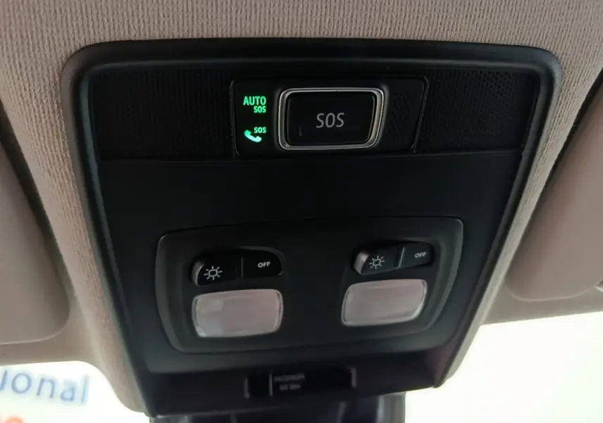 Vue intérieure du plafonnier avec bouton SOS éclairé dans une Renault Clio gris clair Evolution dCi 100 -25 2025.