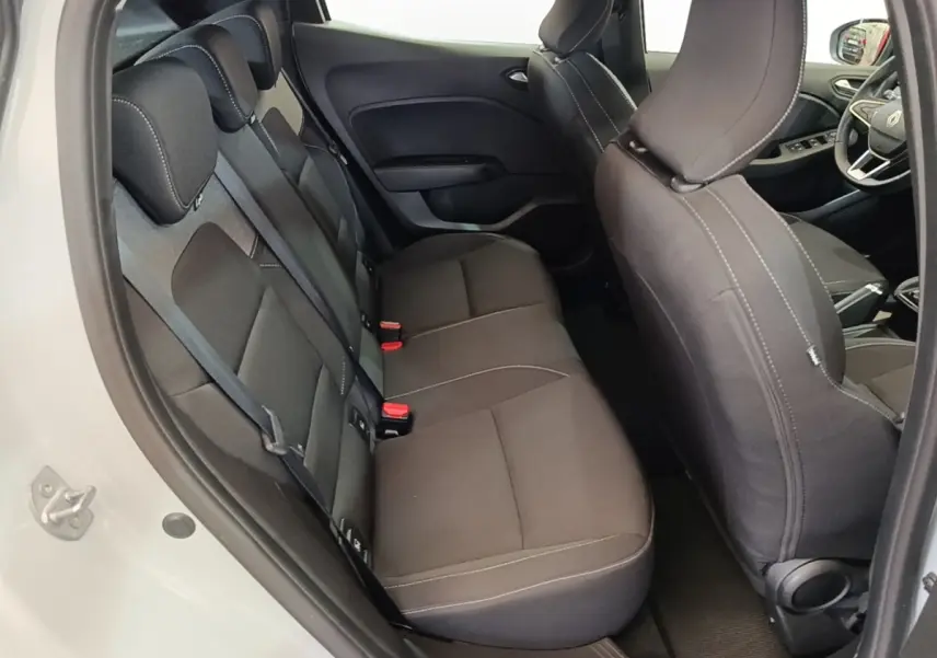 Vue intérieure côté gauche montrant la banquette arrière noire et les sièges avant d'une Renault Clio gris clair 2025.