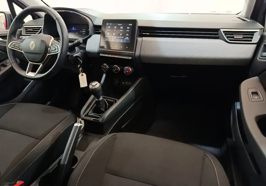 Vue intérieure avant droite de la Renault Clio gris clair, volant cuir multifonctions, écran tactile central et boîte manuelle.