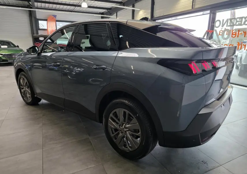 Vue 3/4 arrière droite du Peugeot 3008 hybride bleu avec feux arrière à LED 3 griffes et jantes alliage 18 pouces Basel.