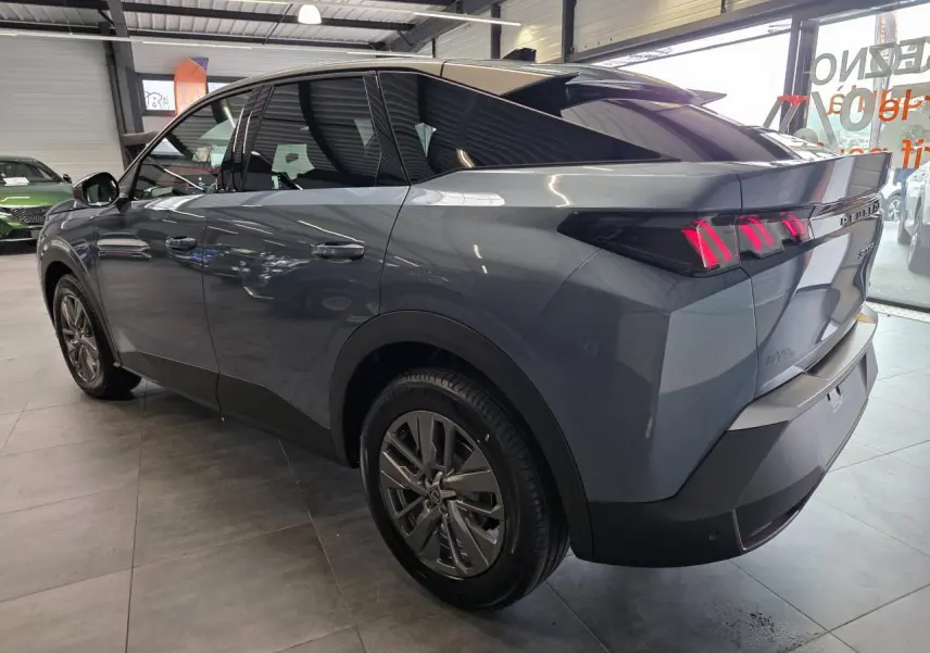 Vue 3/4 arrière droite du Peugeot 3008 hybride bleu métallisé avec feux arrière à LED en forme de griffes.