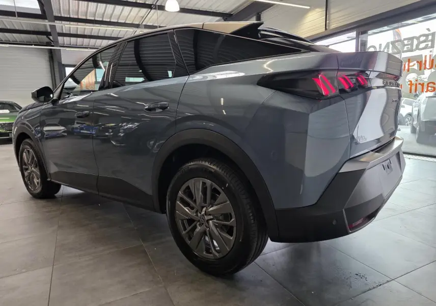 Vue 3/4 arrière droite du Peugeot 3008 hybride bleu avec feux arrière à LED en forme de griffes et jantes alliage 18 pouces.