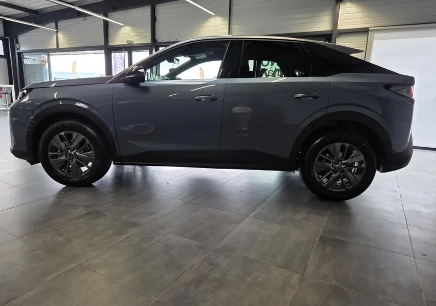 Vue latérale droite du Peugeot 3008 hybride bleu métallisé avec jantes alliage 18 pouces dans un showroom intérieur.
