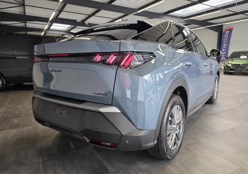 Vue 3/4 arrière droite d’un Peugeot 3008 hybride bleu avec feux arrière LED à 3 griffes et jantes alliage 18 pouces.