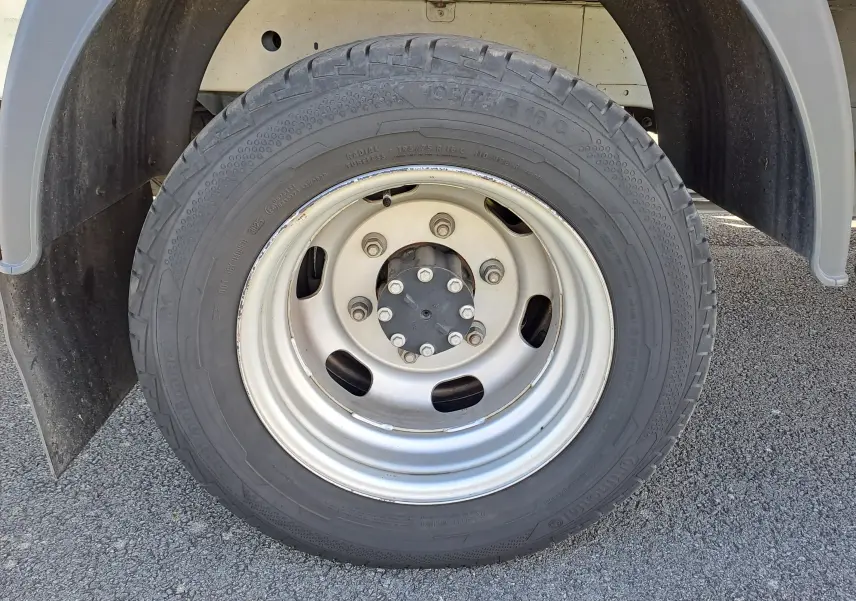 Gros plan sur la roue arrière droite du Nissan Interstar Châssis Cabine blanc, montrant la jante acier et le pneu robuste.