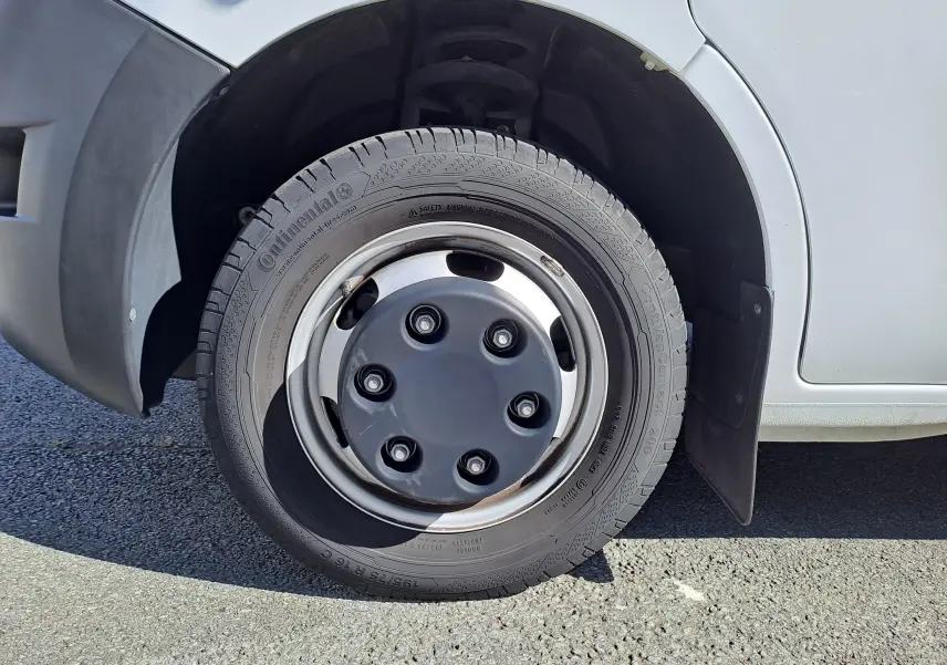 Gros plan sur la roue avant droite du Nissan Interstar blanc 2024, avec jante acier et pneu Continental visible.