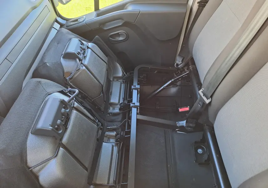 Vue intérieure côté droit du Nissan Interstar Châssis Cabine 2024 montrant les sièges arrière rabattus et la ceinture de sécurité grise.