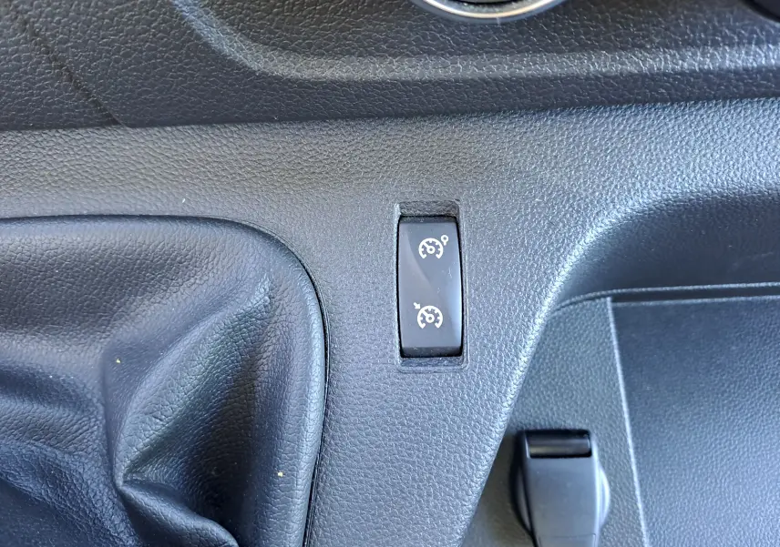 Détail intérieur du tableau de bord du Nissan Interstar blanc 2024 montrant les commandes de régulateur de vitesse.