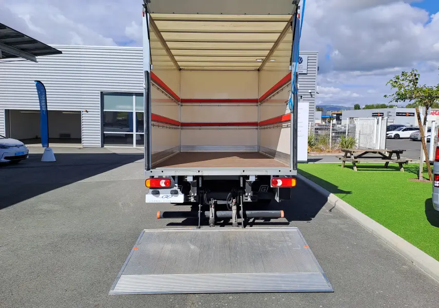 Vue arrière du Nissan Interstar châssis cabine blanc 2024 avec hayon élévateur déployé et caisse ouverte.