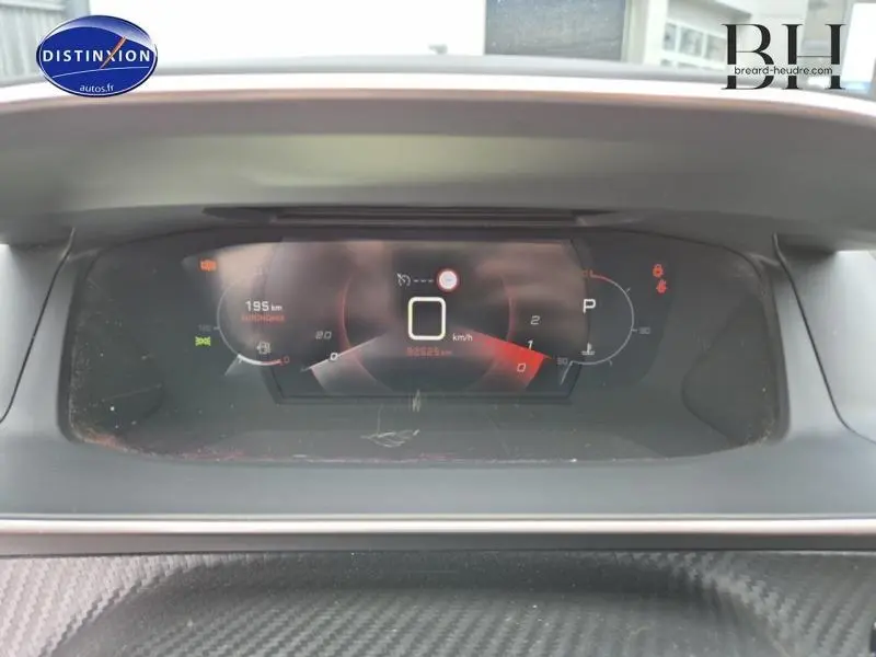 Tableau de bord numérique 3D du Peugeot 2008 1.5 BlueHDi 130ch, affichage de vitesse et autonomie.