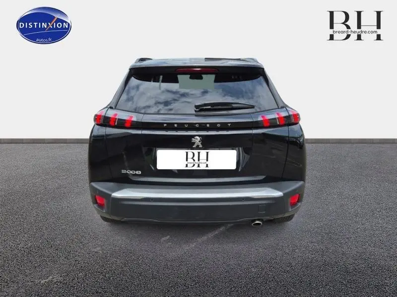 Vue arrière d'un Peugeot 2008 noir Perla Nera avec feux arrière LED et becquet arrière visible.