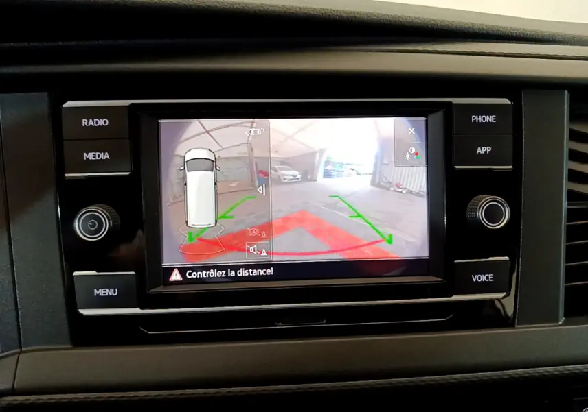 Écran tactile central du Volkswagen Transporter blanc 2021 montrant la caméra de recul avec guidage de trajectoire.