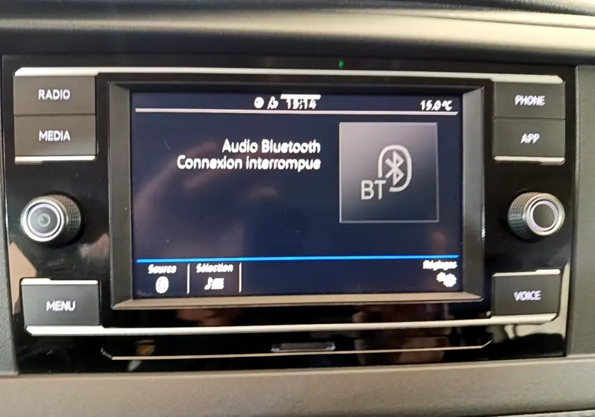 Écran tactile central du Volkswagen Transporter blanc 2021 affichant une connexion Bluetooth interrompue.