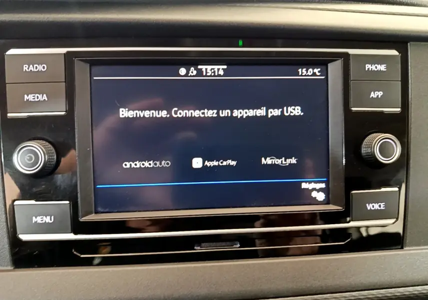 Écran tactile central du tableau de bord du Volkswagen Transporter blanc, affichant la connexion USB et options multimédia.