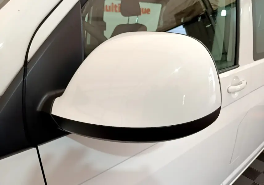 Rétroviseur blanc côté conducteur du Volkswagen Transporter 2.0 TDi 150 DSG7 Business 2021 vu de près.