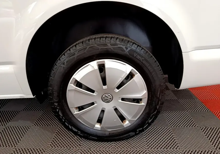 Gros plan sur la roue avant droite blanche d’un Volkswagen Transporter 2.0 TDi 150 DSG7 Business 2021.