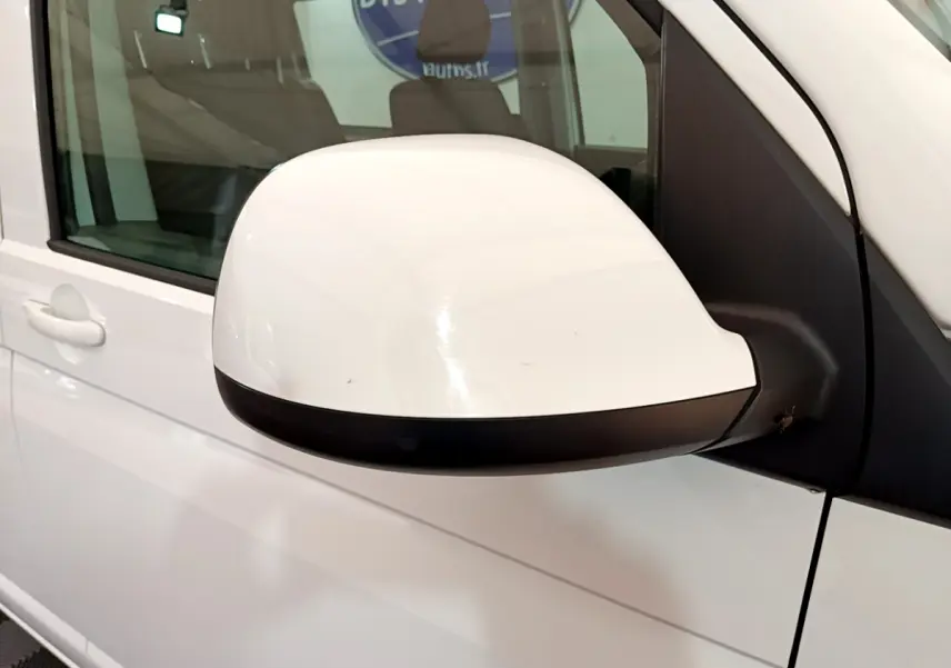 Rétroviseur blanc côté conducteur du Volkswagen Transporter 2.0 TDi 150 DSG7 Business 2021, vue rapprochée sur porte avant.