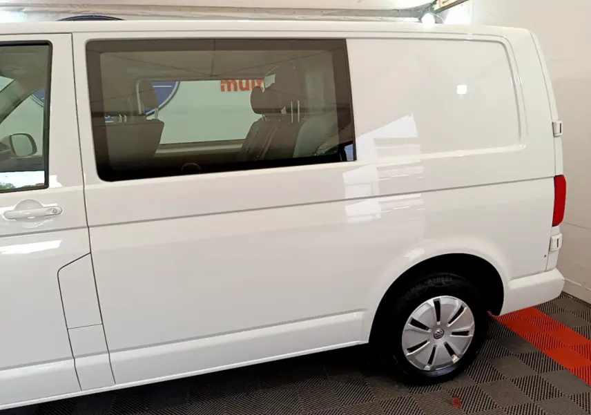 Vue latérale droite du Volkswagen Transporter blanc 2021 avec vitre arrière teintée et jante acier à enjoliveur.