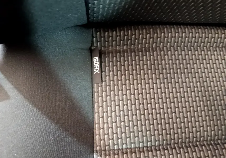Détail du tissu de siège arrière gris foncé avec étiquette ISOFIX du Volkswagen Transporter blanc 2021.